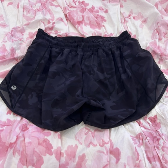 Lululemon Women’s Hotty Hot Low-Rise 4”, Incognito Camo Multi Gator Green/Black - Picture 2 of 2